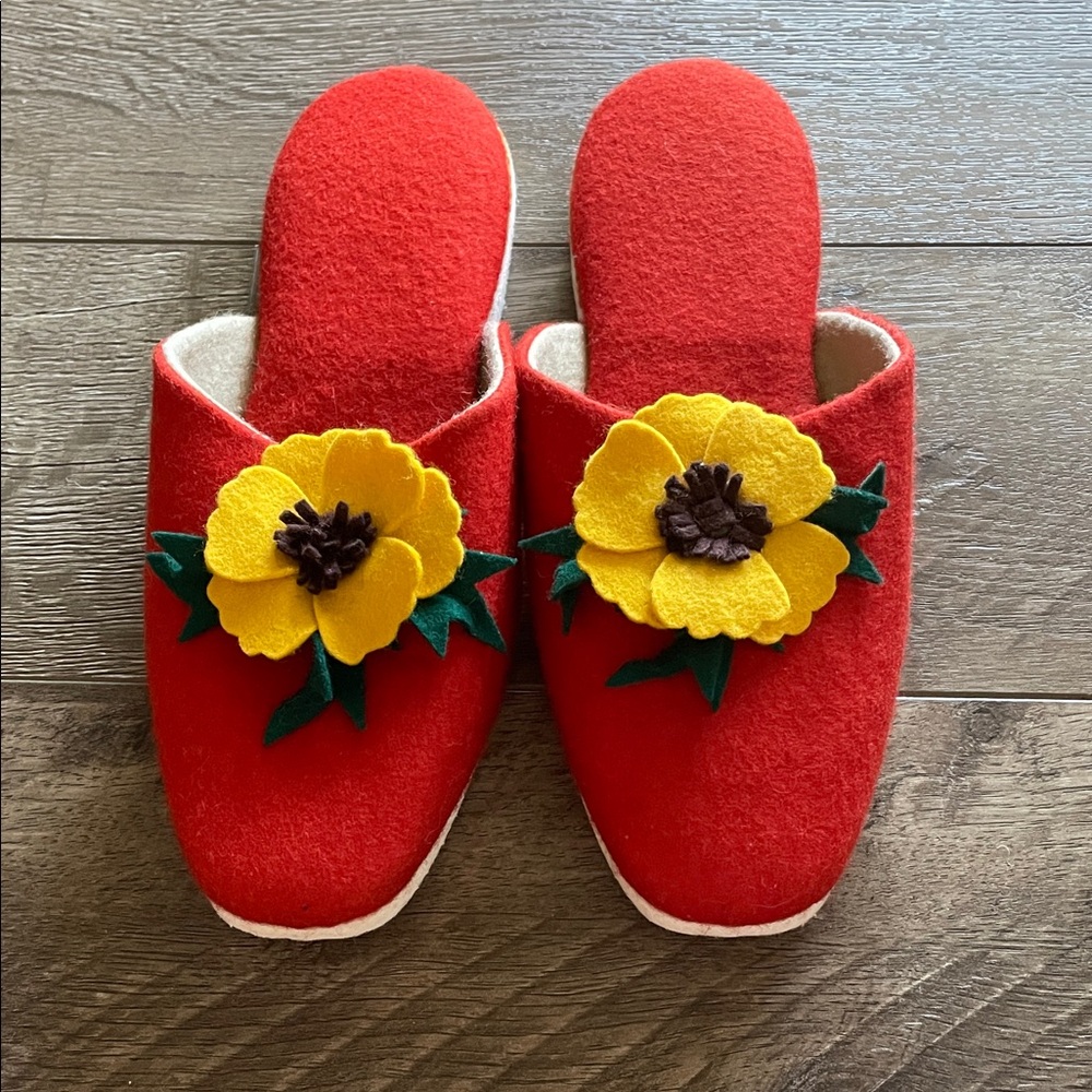 “Nikke” Women’s Felted Red Slippers Size 7